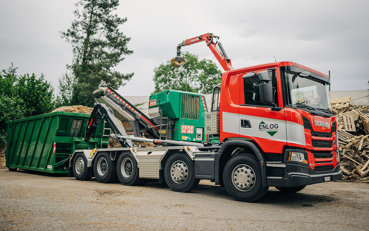 5-Achsiges Hakengerät für den Holztransport in Abrollcontainern