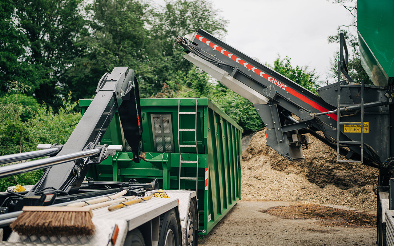 Direktes Überladen vom Shredder in Abrollcontainer